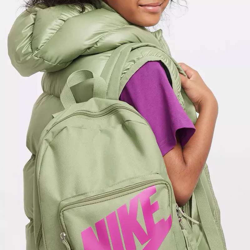 Рюкзак Nike Y NK CLASSIC BKPK 16L зелений Діт 38х28х13 см DT-BA5928-386, рис. 6