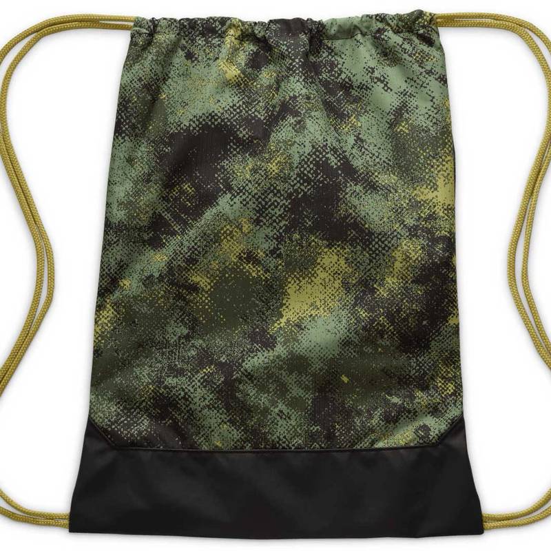 Рюкзак-мішок Nike NK BRSLA DRWSTG 9.5 CAMO AOP 18L хакі, чорний Уні 36x51х5 см DT-FZ2613-386, рис. 1