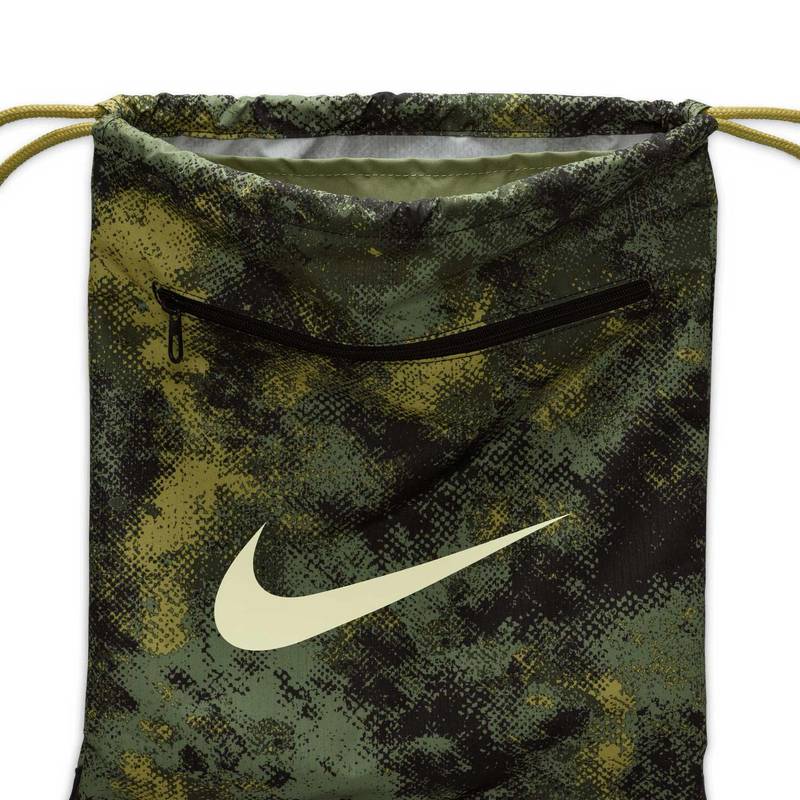 Рюкзак-мішок Nike NK BRSLA DRWSTG 9.5 CAMO AOP 18L хакі, чорний Уні 36x51х5 см DT-FZ2613-386, рис. 2