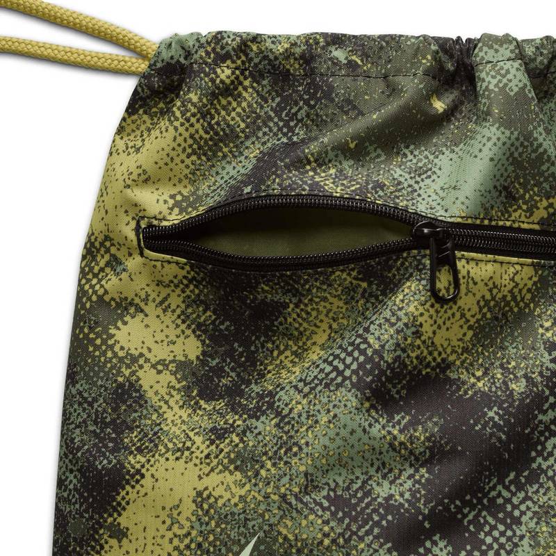 Рюкзак-мішок Nike NK BRSLA DRWSTG 9.5 CAMO AOP 18L хакі, чорний Уні 36x51х5 см DT-FZ2613-386, рис. 3