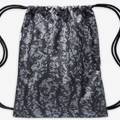 Рюкзак-мішок Nike Y NK DRAWSTRING - CAT AOP FA24 12L чорний, сірий Діт 35х46 см DT-FZ2544-060, прев. 1
