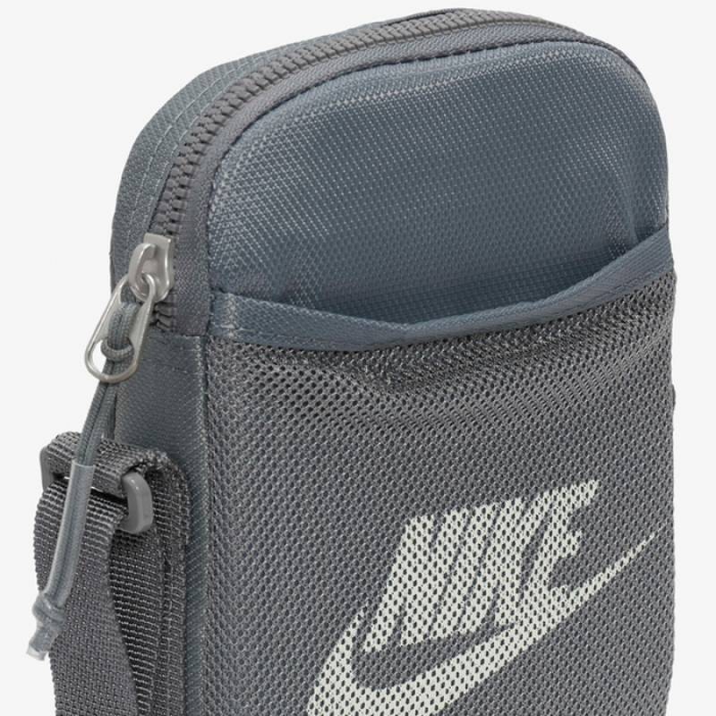 Сумка крос-боді Nike NK HERITAGE S CROSSBODY 1L сірий Уні 18x13x3 см DT-BA5871-084, рис. 4