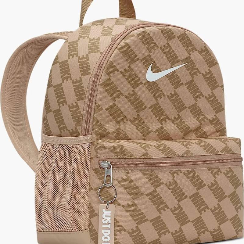 Рюкзак Nike Y NK BRSLA JDI MNI BK-AOP FA25 11L бежевий Діт 25 x 33 x 13 см DT-HV6481-200, рис. 1