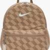 Рюкзак Nike Y NK BRSLA JDI MNI BK-AOP FA25 11L бежевий Діт 25 x 33 x 13 см DT-HV6481-200, прев. 0