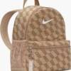 Рюкзак Nike Y NK BRSLA JDI MNI BK-AOP FA25 11L бежевий Діт 25 x 33 x 13 см DT-HV6481-200, прев. 1