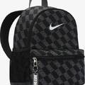 Рюкзак Nike Y NK BRSLA JDI MNI BK-AOP FA25 11L чорний, сірий Діт 25 x 33 x 13 см DT-HV6481-010, прев. 3